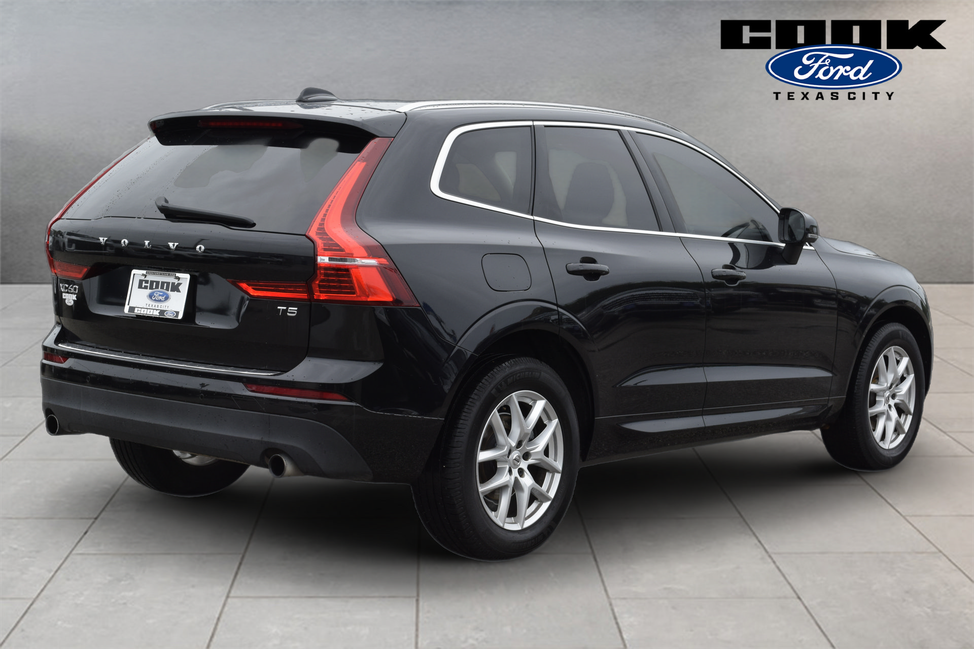 Used 2021 Volvo XC60 T5 Momentum w/ Premium Package FWD image 3