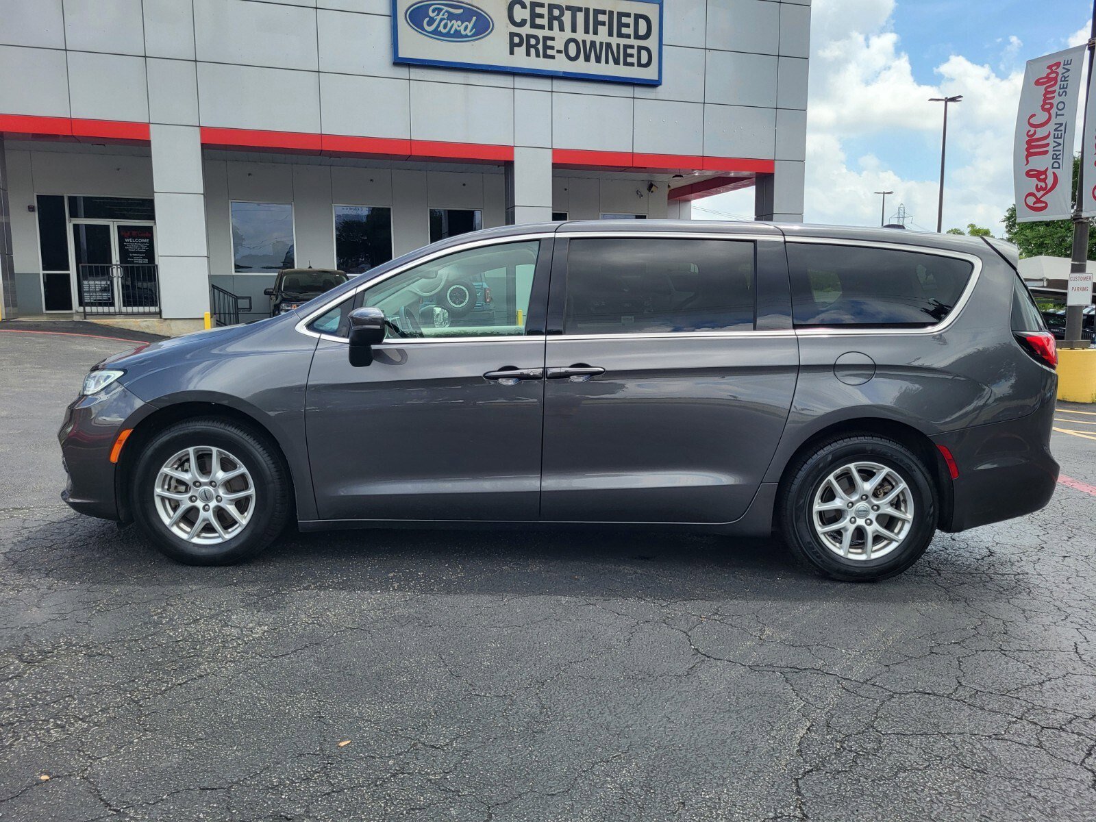 Used 2023 Chrysler Pacifica Touring-L FWD image 7