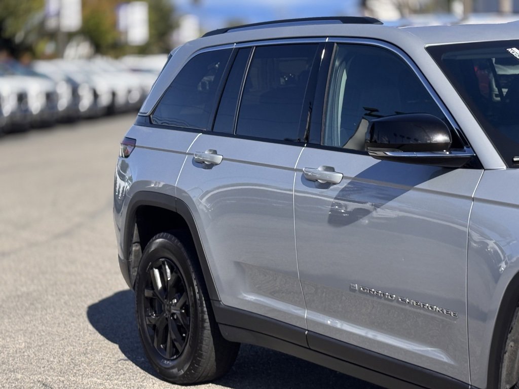 Used 2023 Jeep Grand Cherokee Limited image 5