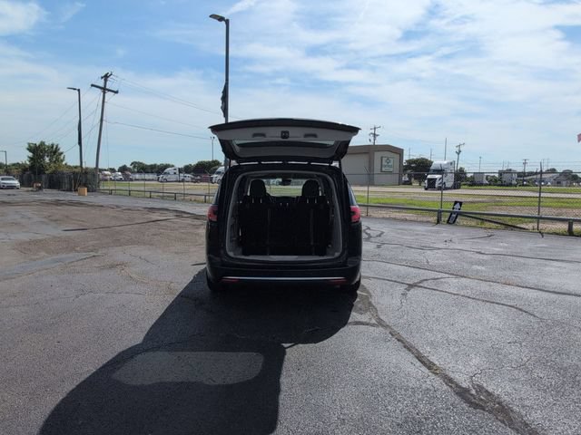 Used 2023 Chrysler Pacifica Touring-L FWD image 7