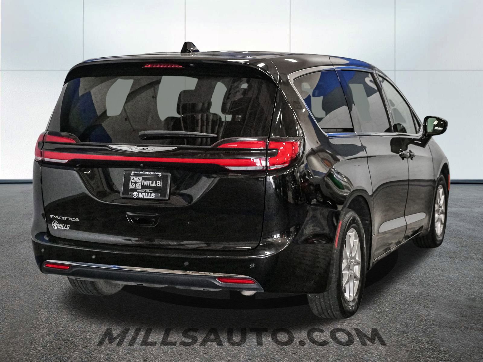 Used 2024 Chrysler Pacifica Touring-L image 7