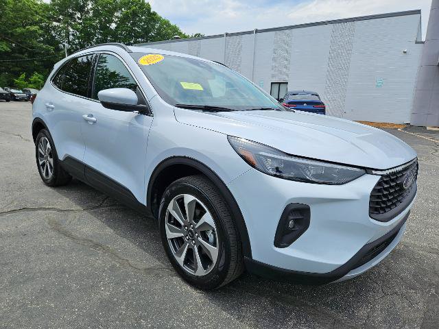Certified 2025 Ford Escape Platinum w/ Class II Trailer Tow Package AWD/4WD image 3