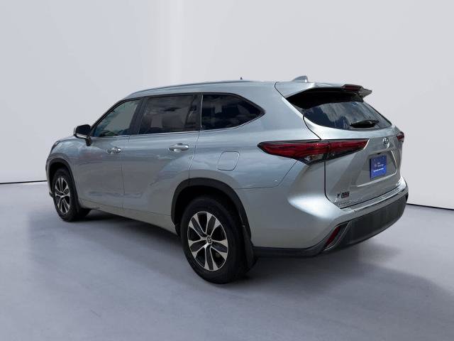 Used 2023 Toyota Highlander XLE AWD/4WD image 3