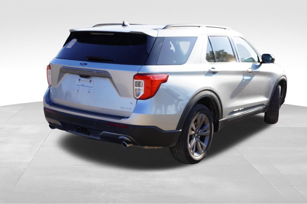 Certified 2023 Ford Explorer XLT w/ Equipment Group 202A AWD/4WD image 3