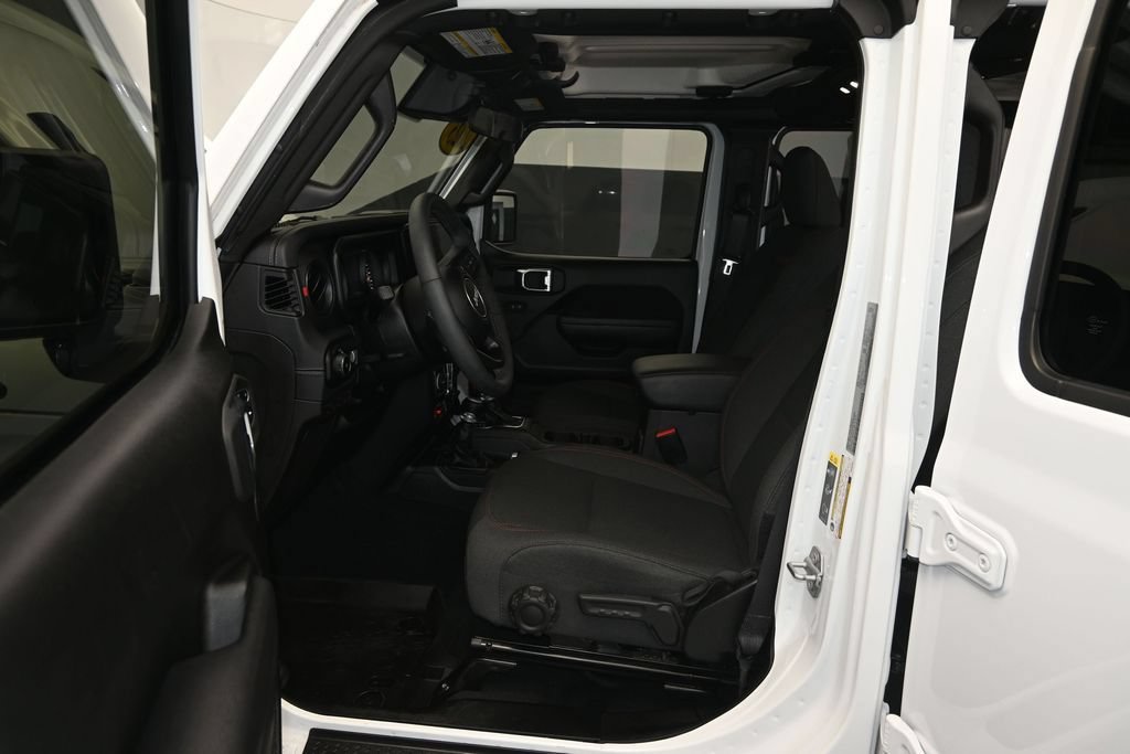 Used 2025 Jeep Wrangler Unlimited Rubicon w/ Convenience Group AWD/4WD image 17