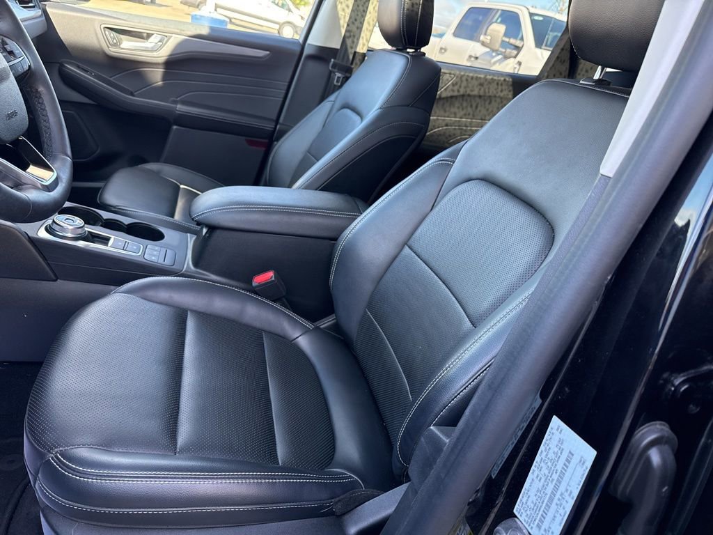 Certified 2022 Ford Escape Titanium w/ Class II Trailer Tow Package image 9