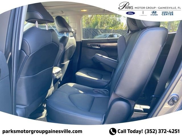 Used 2023 Toyota Highlander Platinum FWD image 12