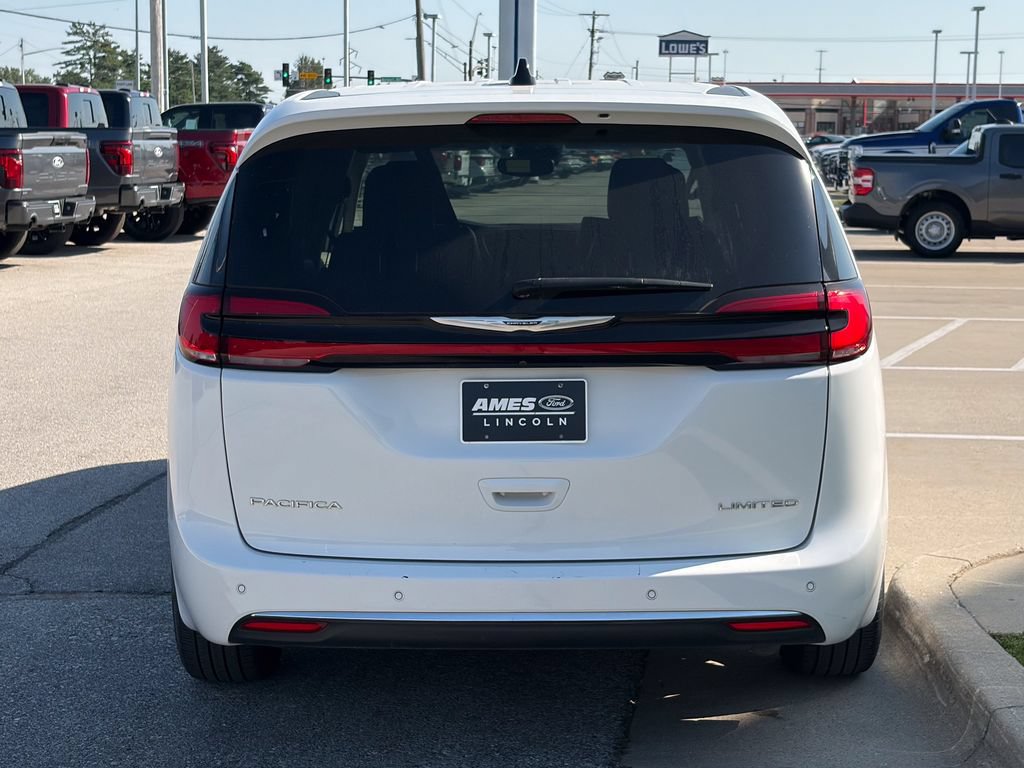 Used 2024 Chrysler Pacifica Limited FWD image 5
