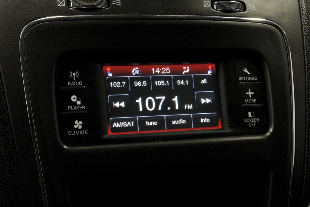 Used 2019 Dodge Journey SE w/ Connectivity Group FWD image 2