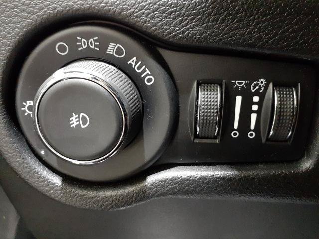 Used 2025 Chrysler Pacifica Select FWD image 13