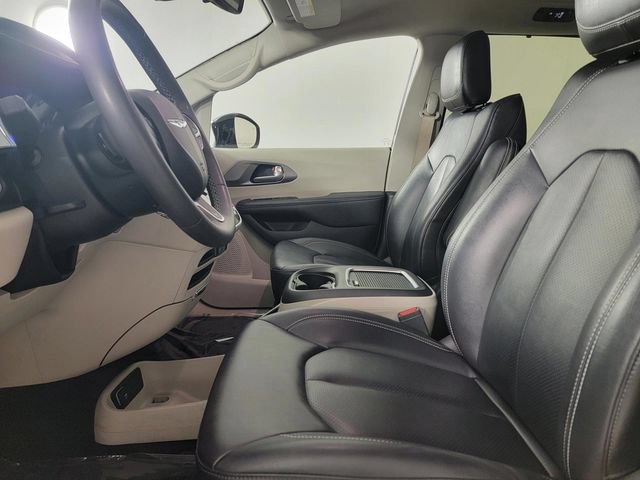 Used 2024 Chrysler Pacifica Touring-L FWD image 13