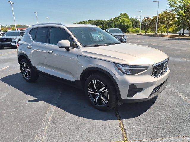 Used 2025 Volvo XC40 B5 Core