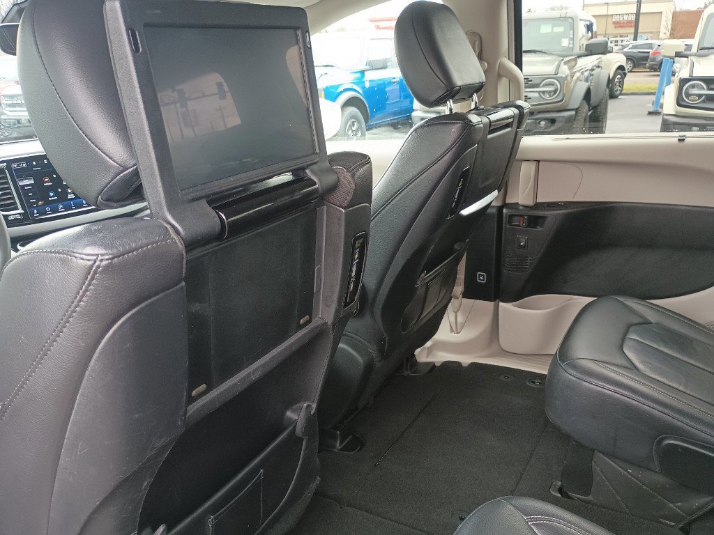 Used 2022 Chrysler Pacifica Touring-L w/ Uconnect Theater Family Group image 27