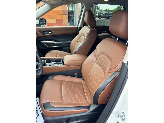 Used 2024 Nissan Pathfinder Platinum FWD image 12