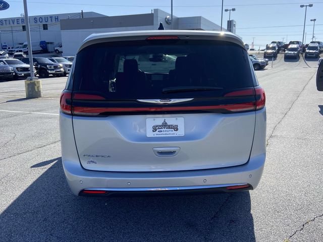 Used 2024 Chrysler Pacifica Touring-L FWD image 4