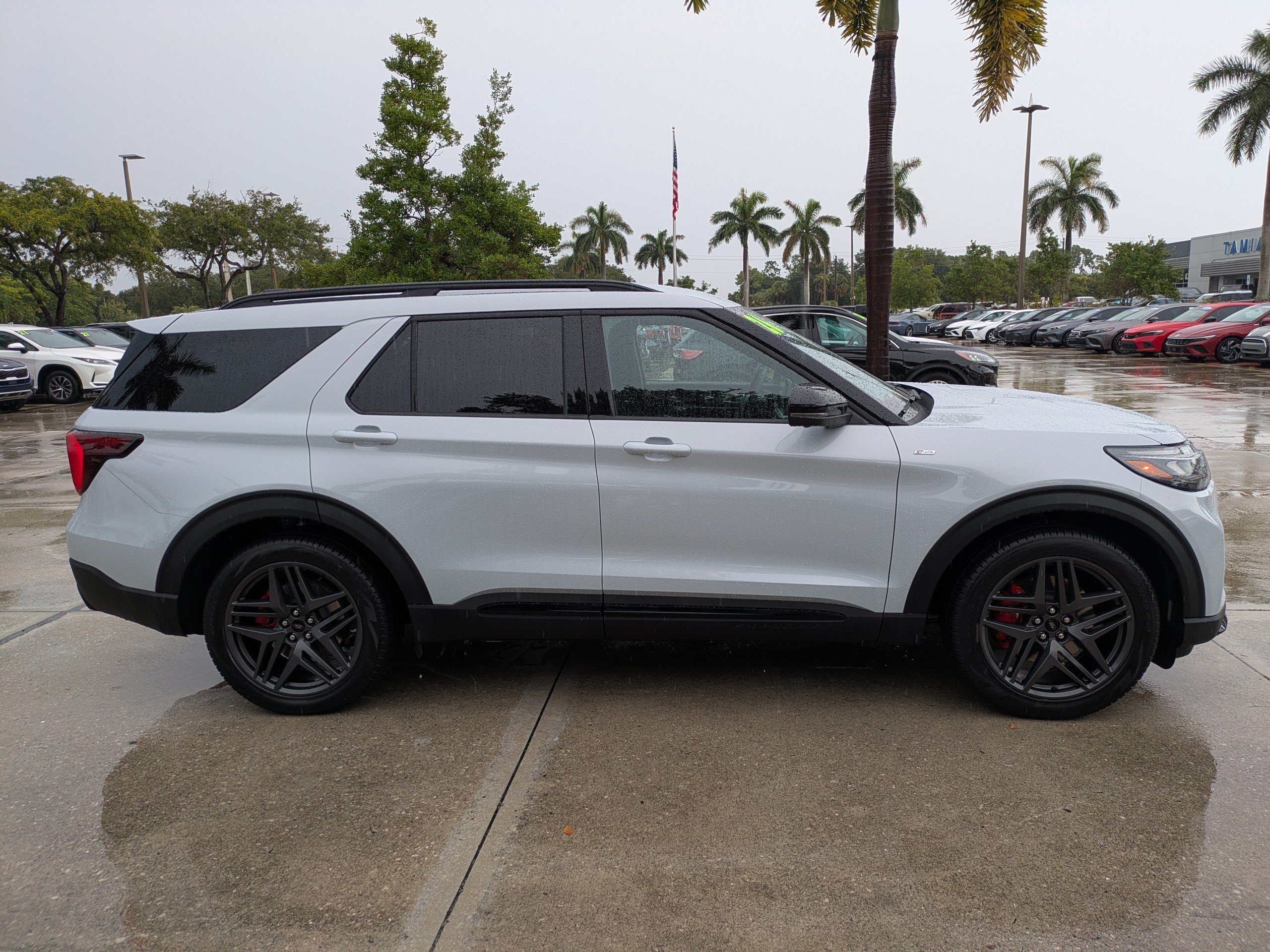Certified 2026 Ford Explorer ST-Line w/ ST-Line Street Pack RWD image 3