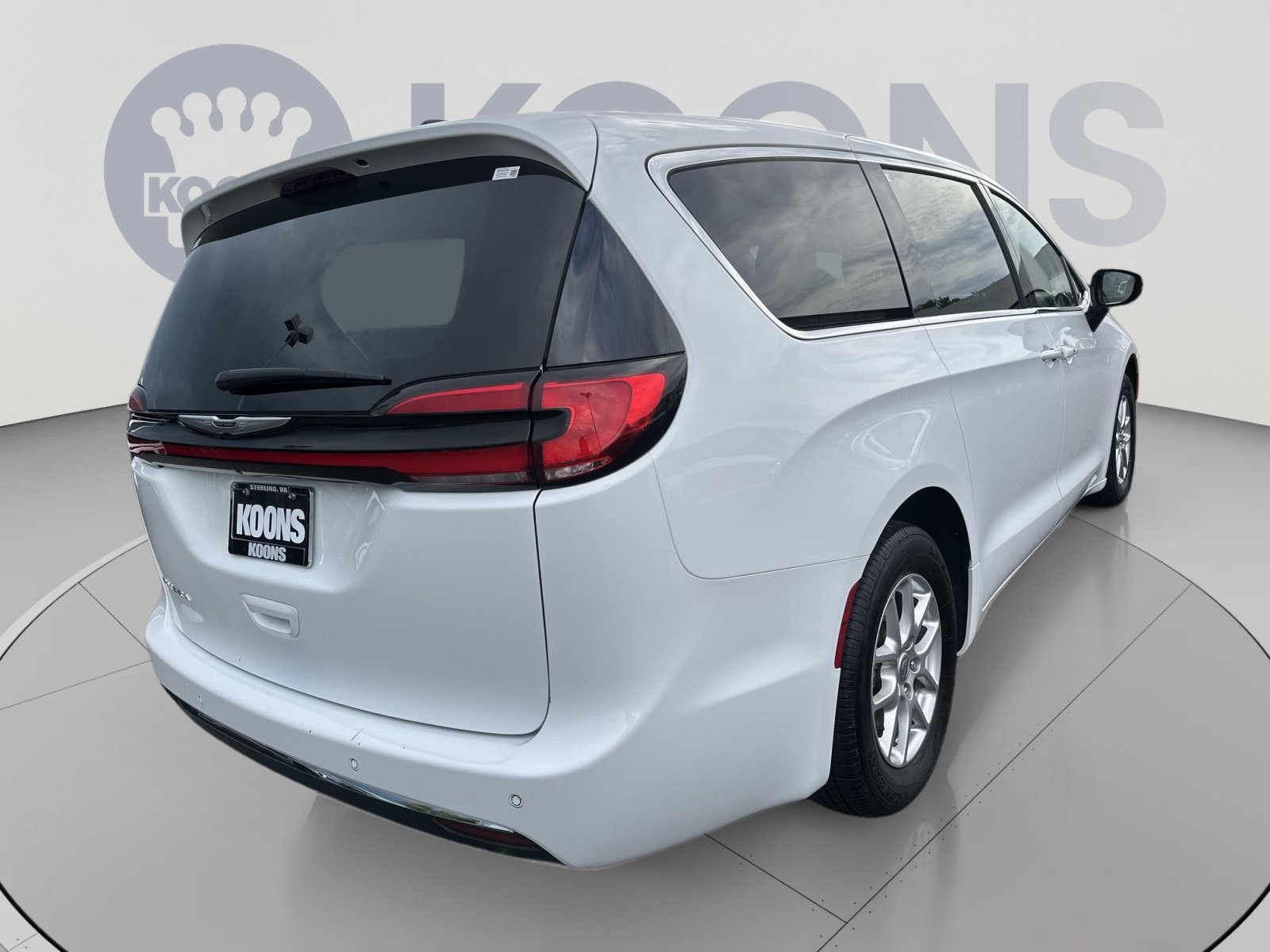 Used 2024 Chrysler Pacifica Touring-L FWD image 16