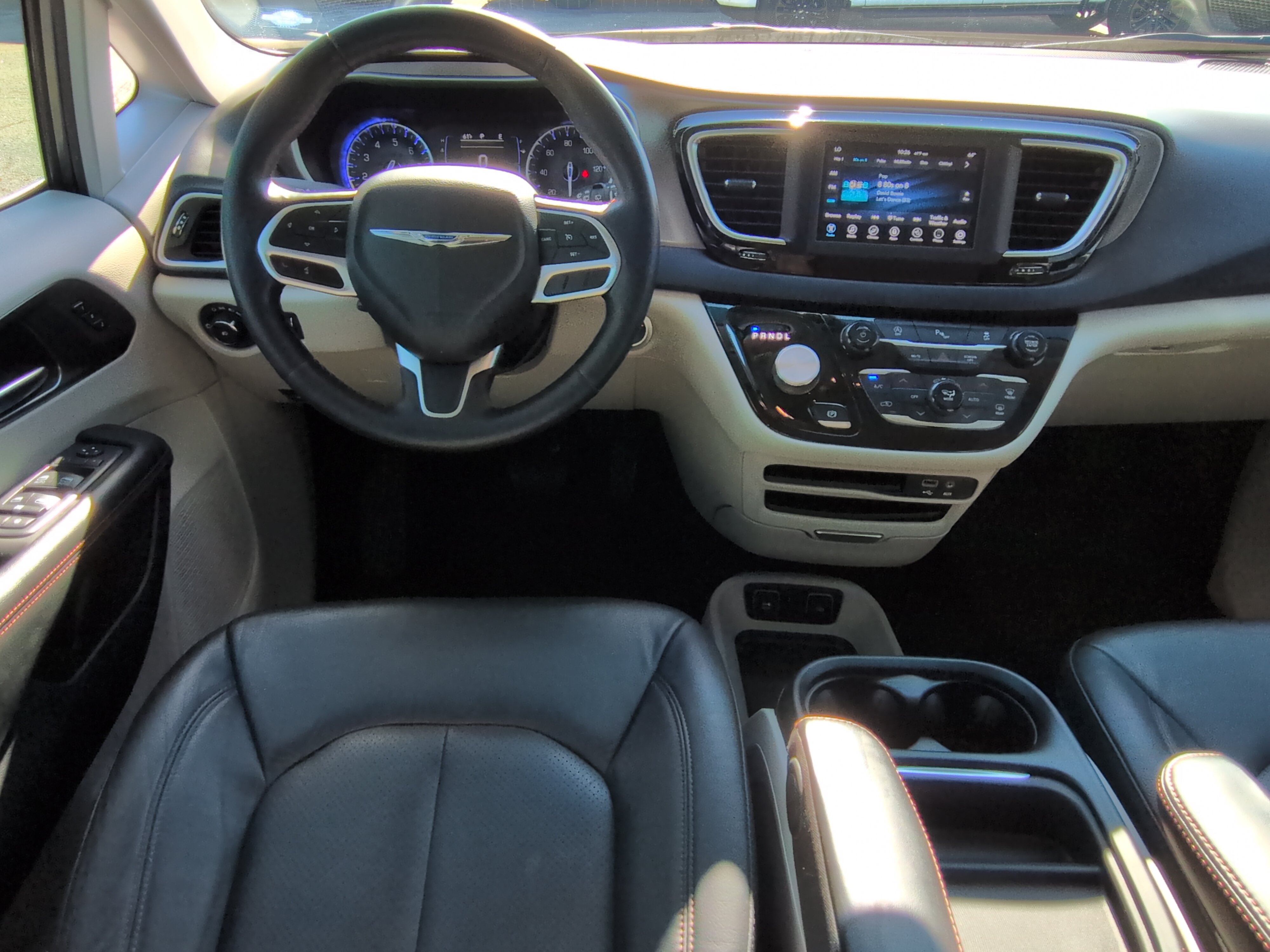 Used 2020 Chrysler Pacifica Touring-L FWD image 14