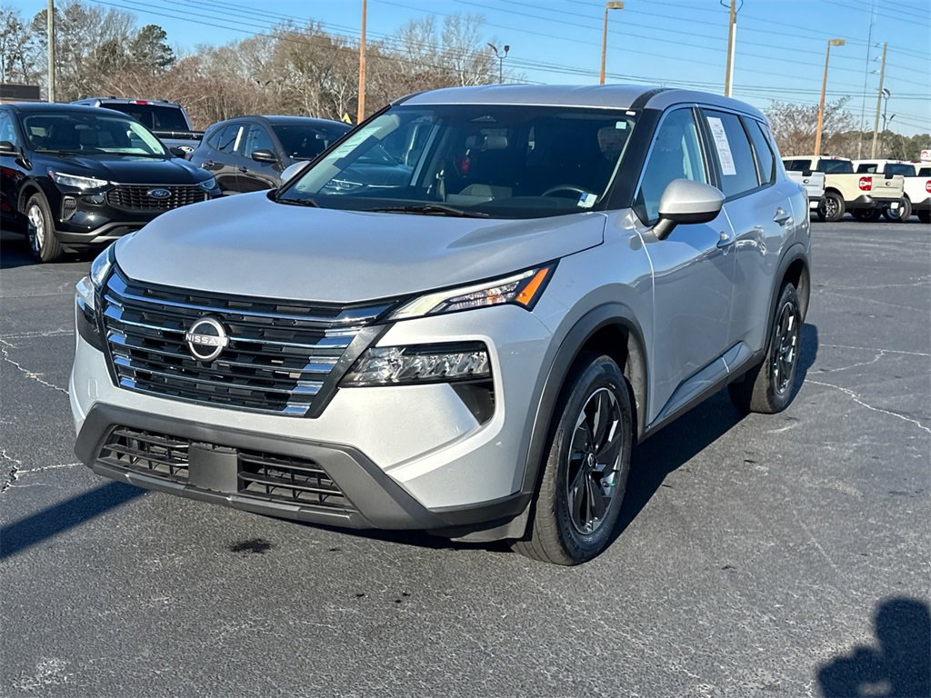 Used 2024 Nissan Rogue SV image 3