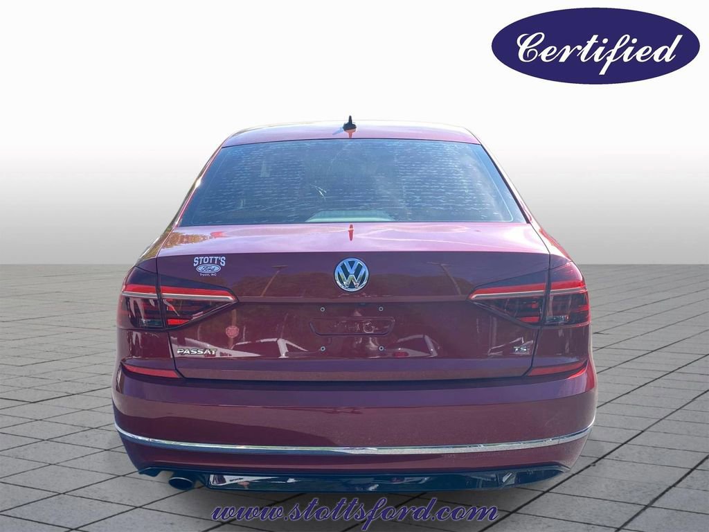 Used 2018 Volkswagen Passat 2.0T R-Line w/ R-Line Lighting Package FWD image 3
