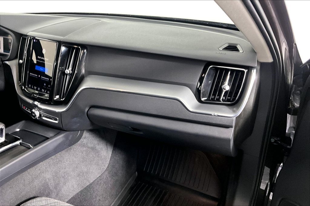 Used 2022 Volvo XC60 B5 Momentum FWD image 16