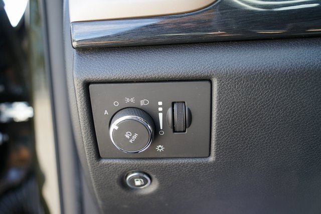 Used 2016 Jeep Grand Cherokee Laredo 75th Anniversary image 18