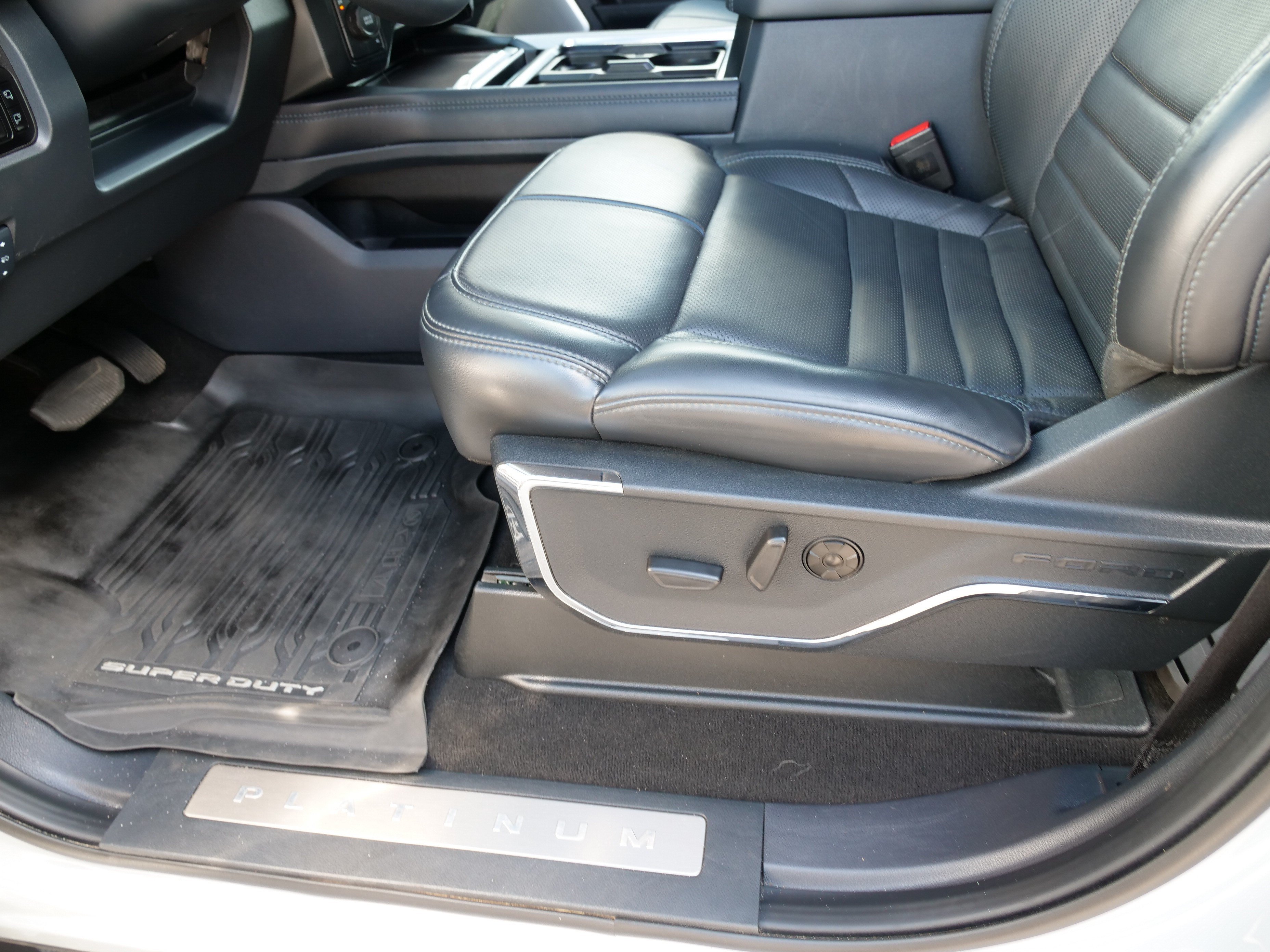 Certified 2026 Ford F450 Platinum w/ FX4 Off-Road Package AWD/4WD image 15