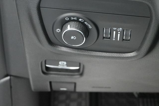 Used 2023 Jeep Grand Cherokee Limited w/ Black Appearance Package AWD/4WD image 11