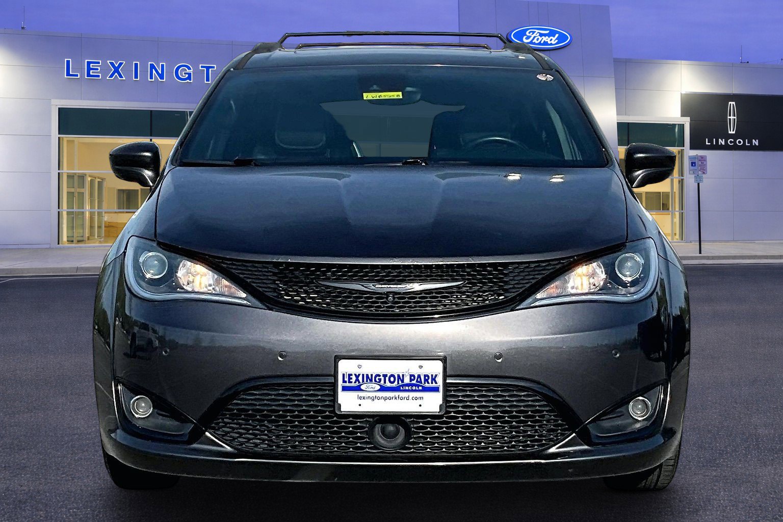 Used 2019 Chrysler Pacifica Touring-L Plus w/ Advanced Safetytec Group FWD image 2