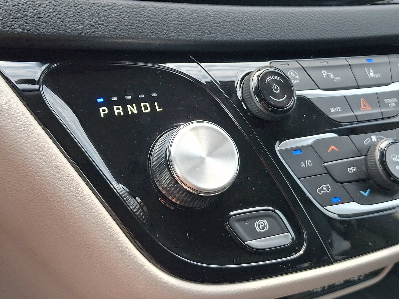 Used 2023 Chrysler Pacifica Touring-L FWD image 15