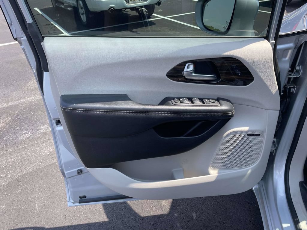 Used 2022 Chrysler Pacifica Limited FWD image 15