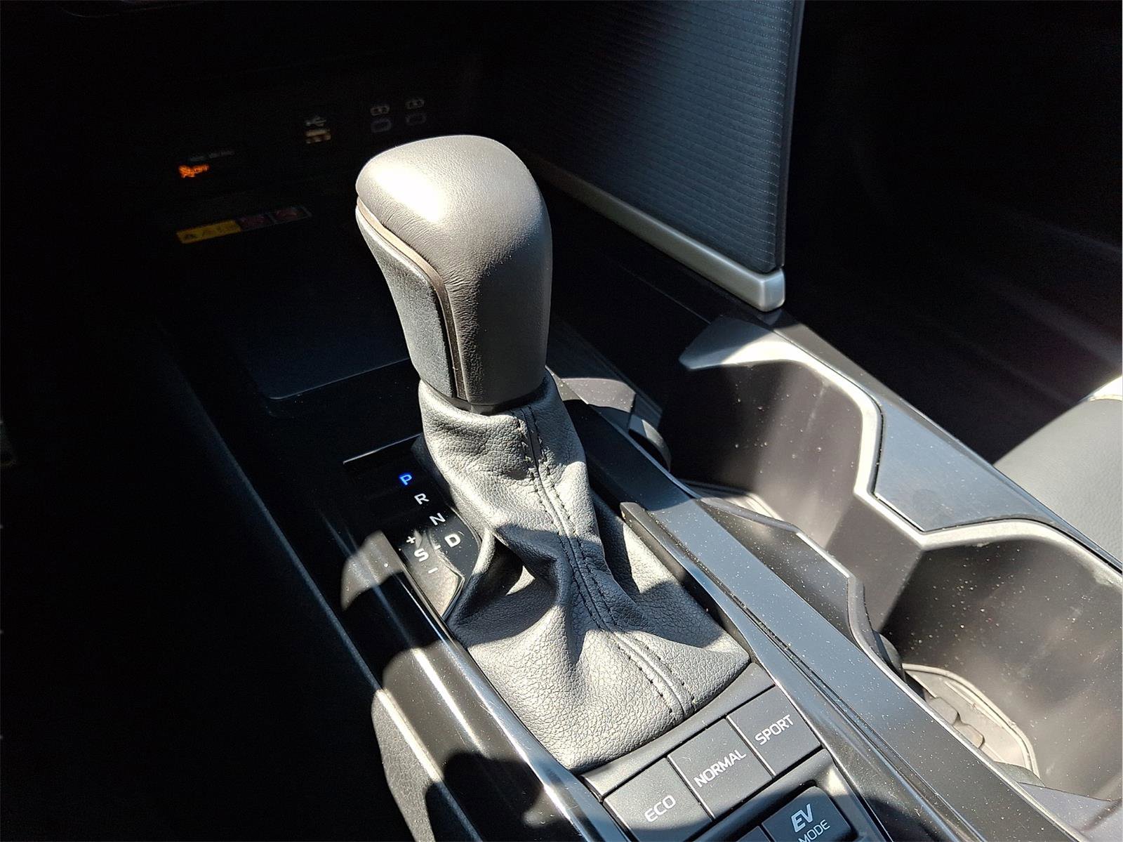 Used 2025 Toyota Camry SE w/ Convenience Package FWD image 13