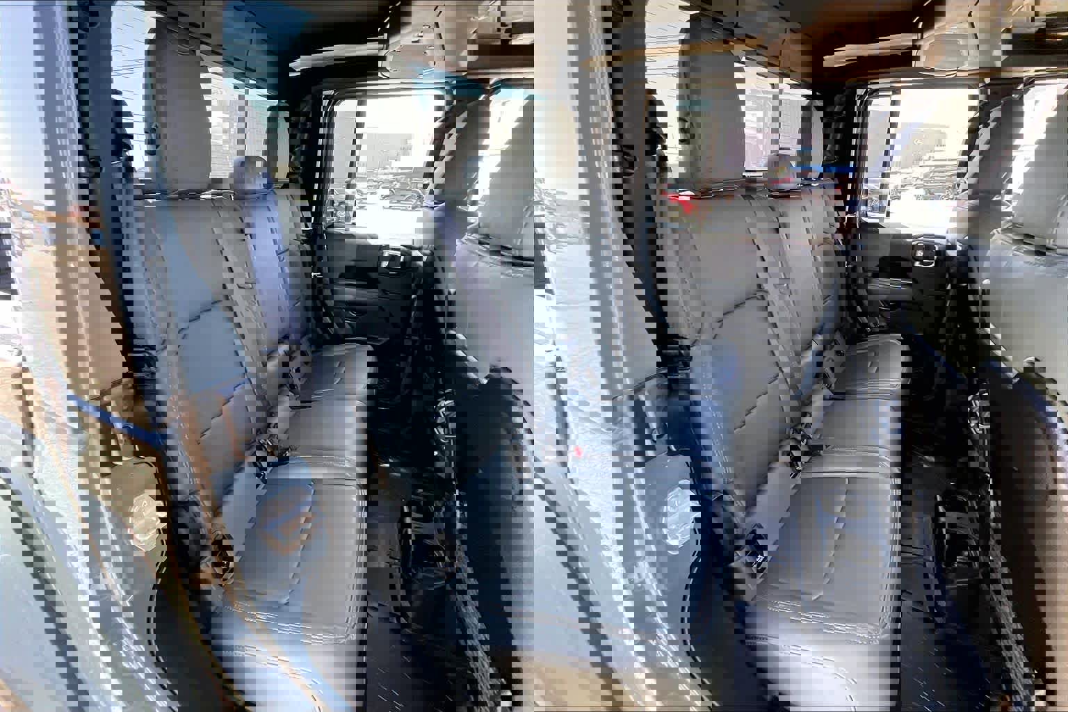 Used 2025 Jeep Gladiator Mojave AWD/4WD image 18