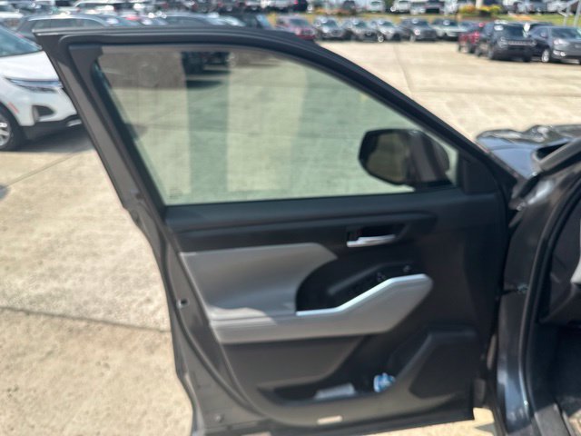 Used 2023 Toyota Highlander XLE AWD/4WD image 30
