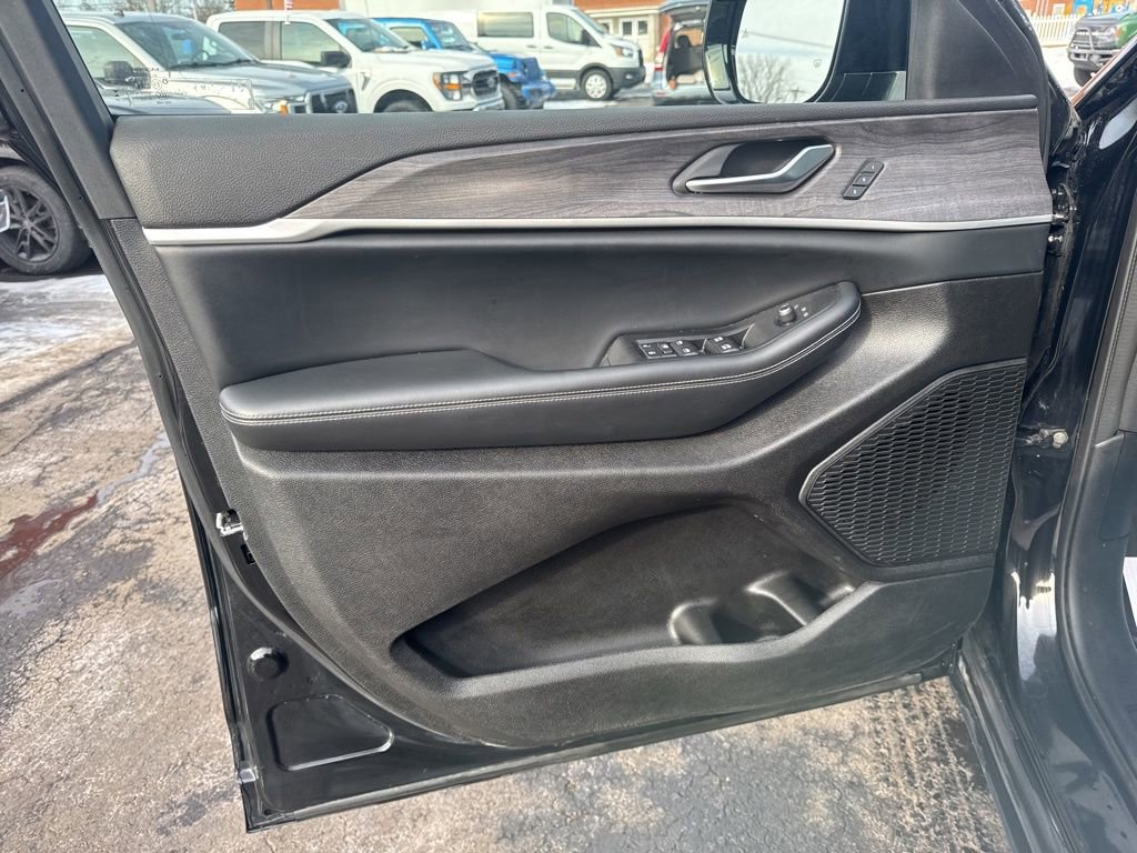 Used 2023 Jeep Grand Cherokee Limited image 20