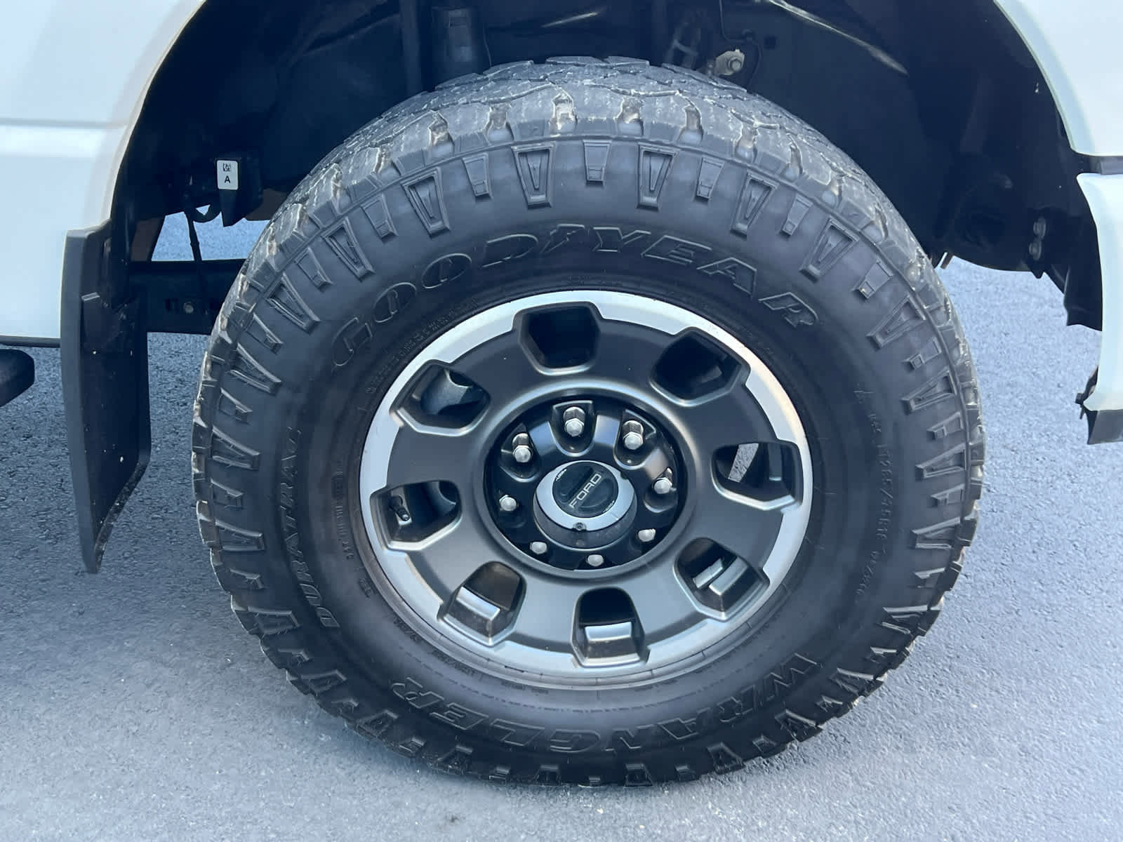 Certified 2024 Ford F350 Platinum w/ Tremor Off-Road Package image 16