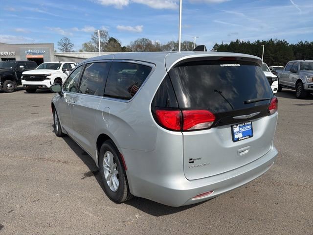 Used 2022 Chrysler Voyager LX image 3