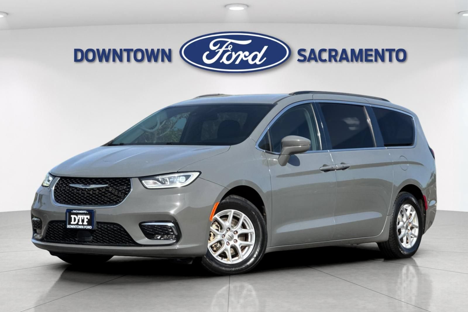 Used 2022 Chrysler Pacifica Touring-L FWD image 2