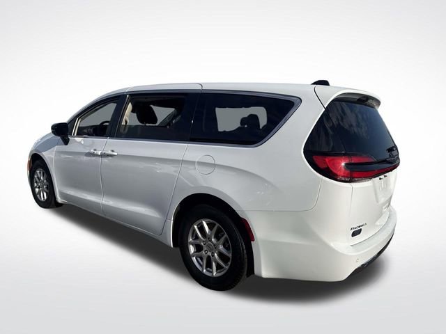 Used 2024 Chrysler Pacifica Touring-L image 3