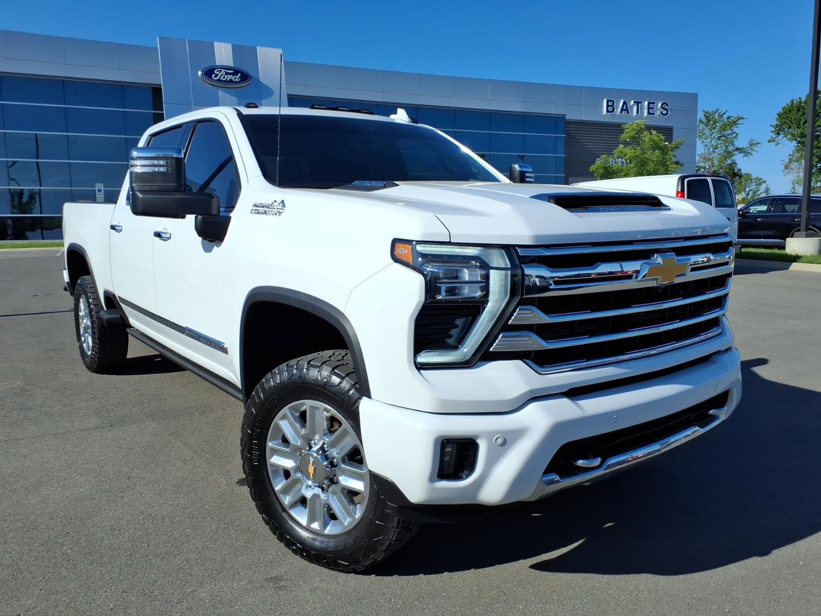 Used 2025 Chevrolet Silverado 2500 High Country w/ High Country Premium Package AWD/4WD image 1