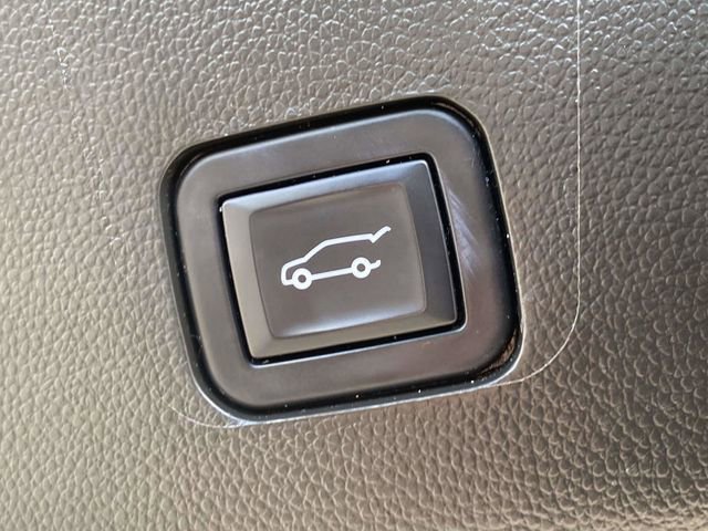 Used 2022 Chevrolet Traverse RS image 13