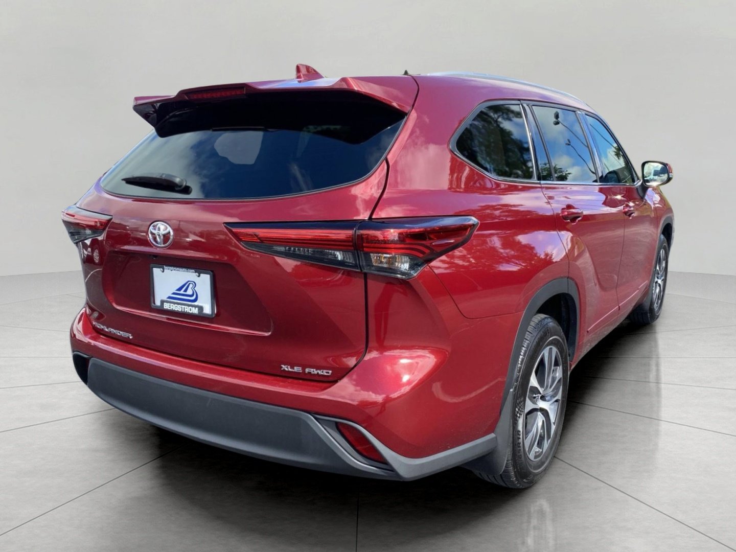 Used 2022 Toyota Highlander XLE AWD/4WD image 11