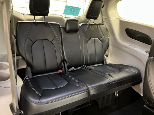Used 2023 Chrysler Pacifica Touring-L image 7
