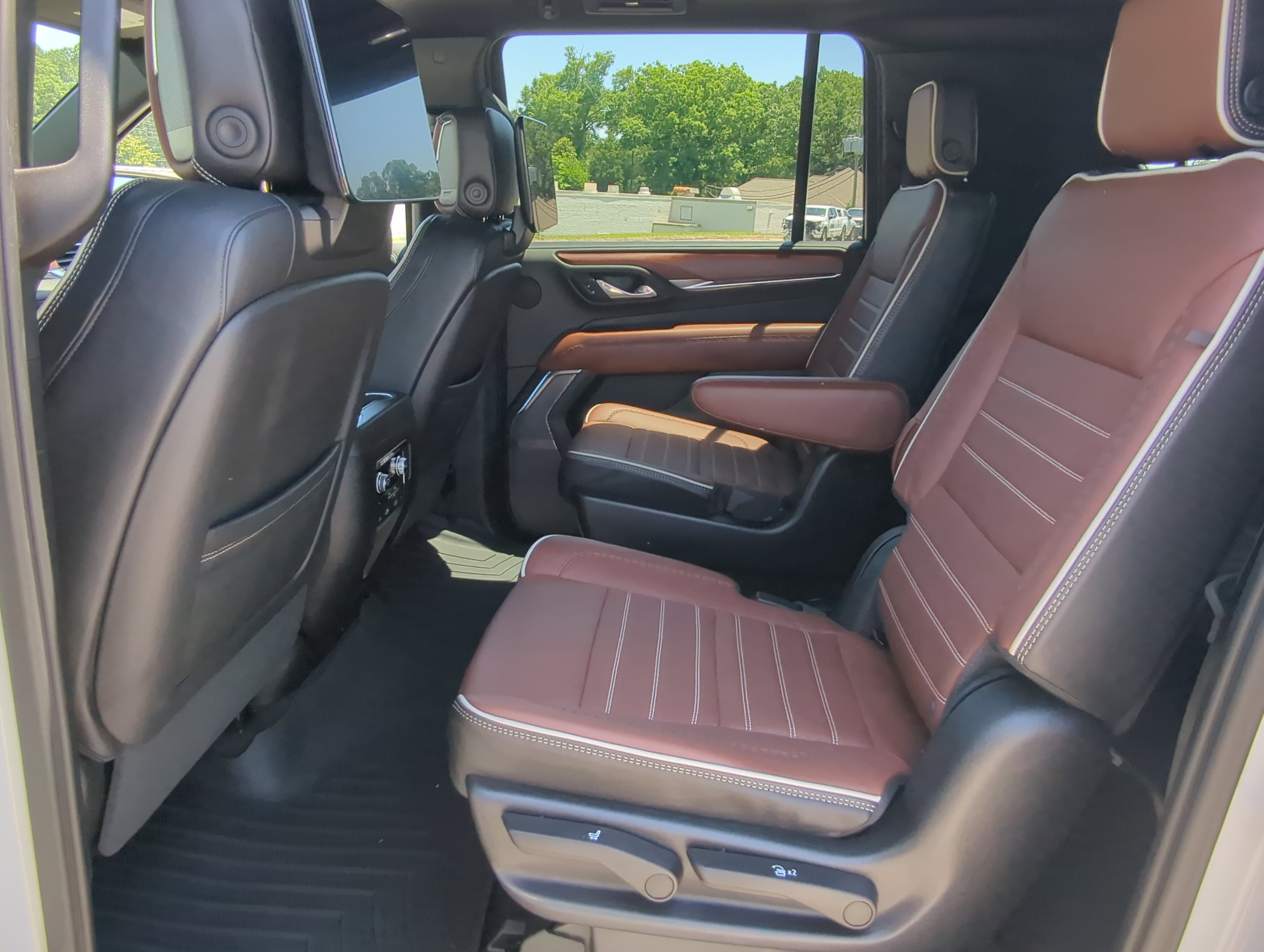 Used 2023 GMC Yukon XL Denali Ultimate AWD/4WD image 12