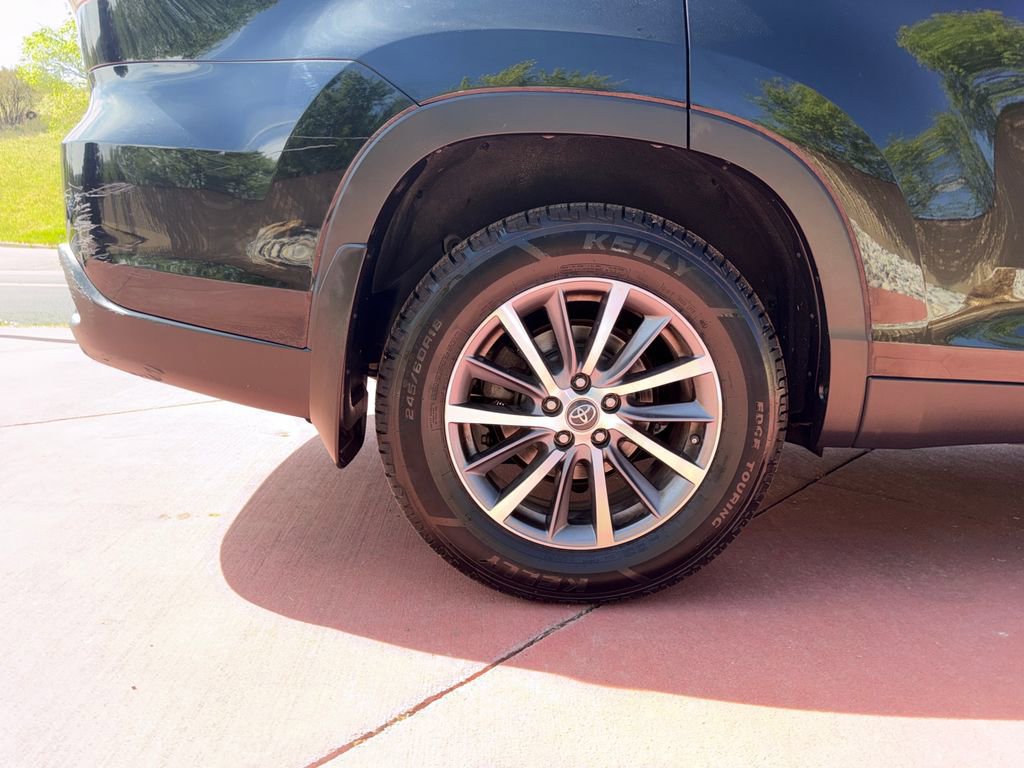 Used 2019 Toyota Highlander XLE AWD/4WD image 39