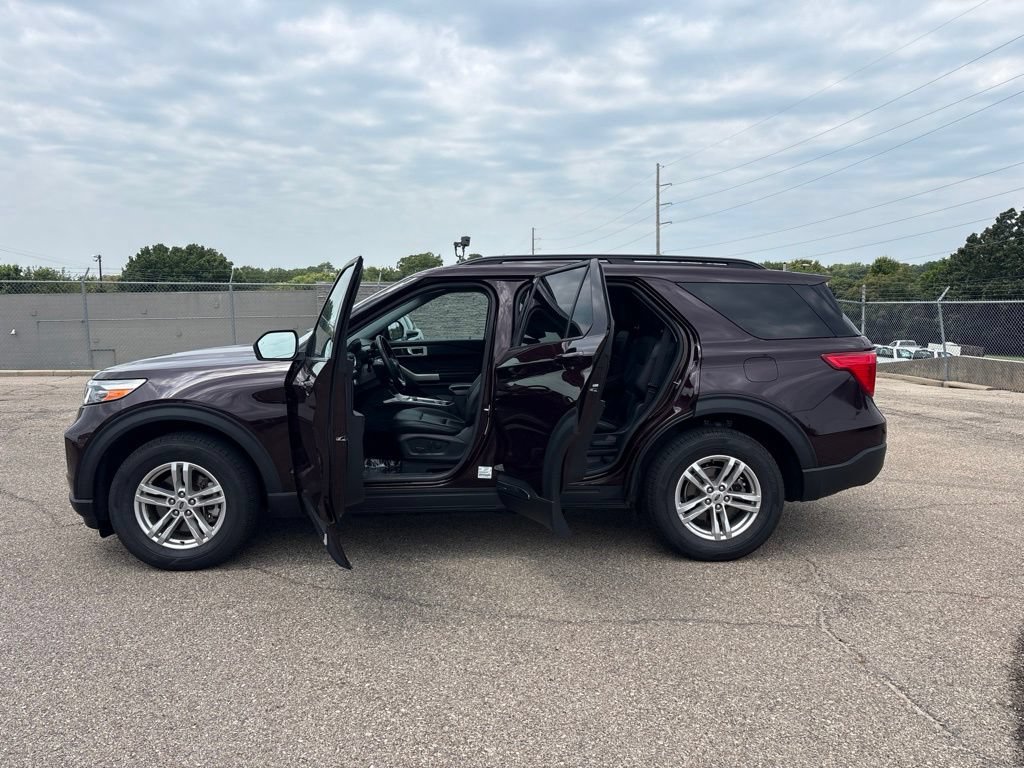 Certified 2023 Ford Explorer XLT w/ Equipment Group 202A AWD/4WD image 4
