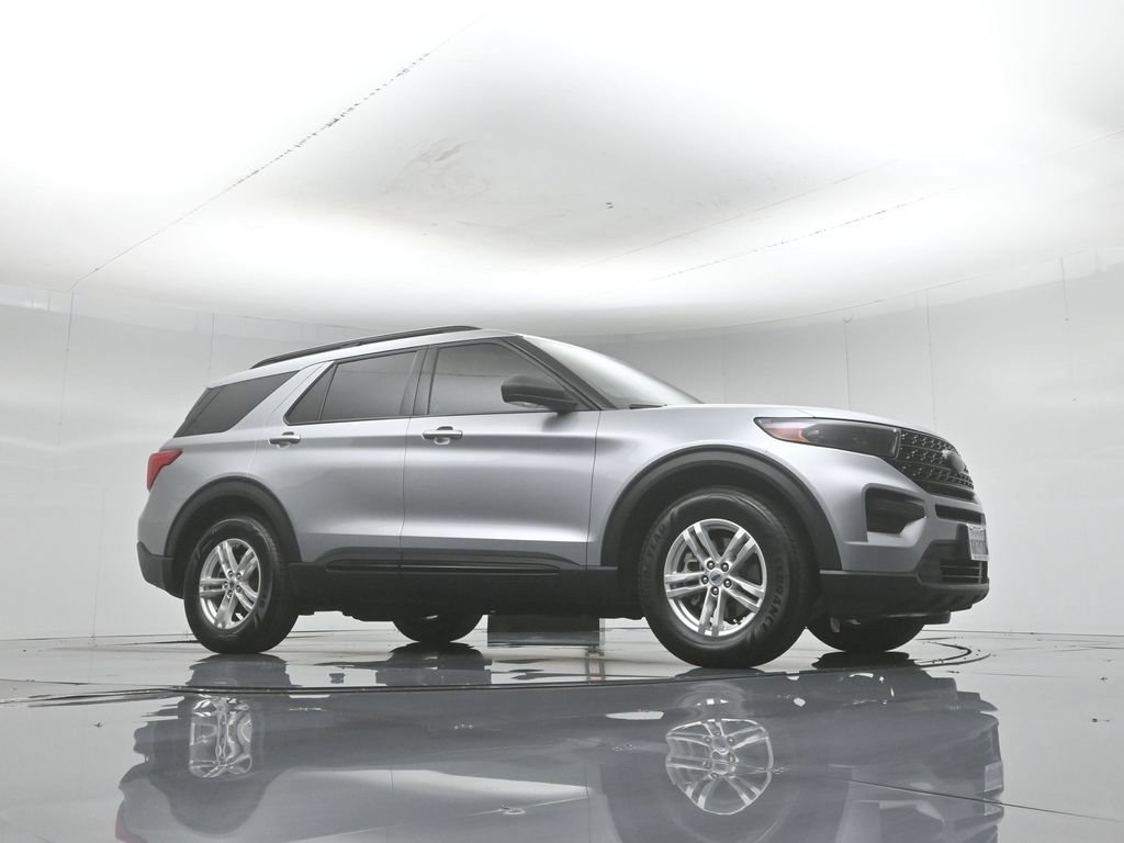 Certified 2023 Ford Explorer XLT RWD image 4