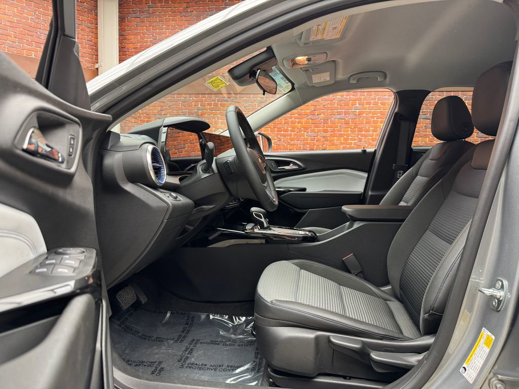 Used 2024 Chevrolet Trax LT w/ LT Convenience Package image 24