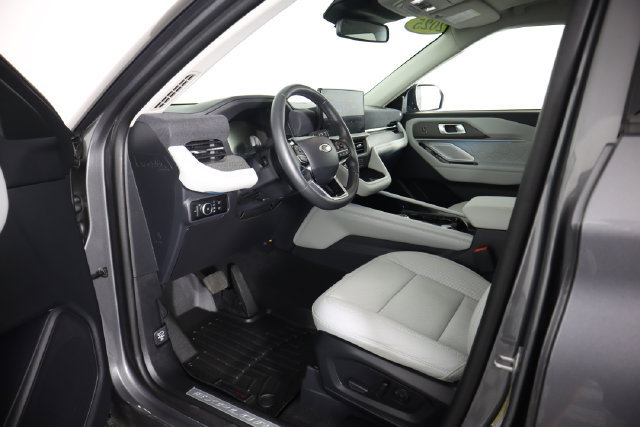 Certified 2025 Ford Explorer Platinum w/ Ultimate Package AWD/4WD image 31