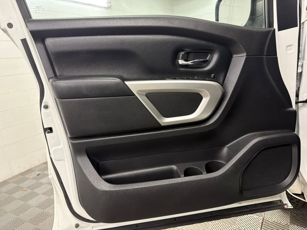 Used 2022 Nissan Titan SV image 16